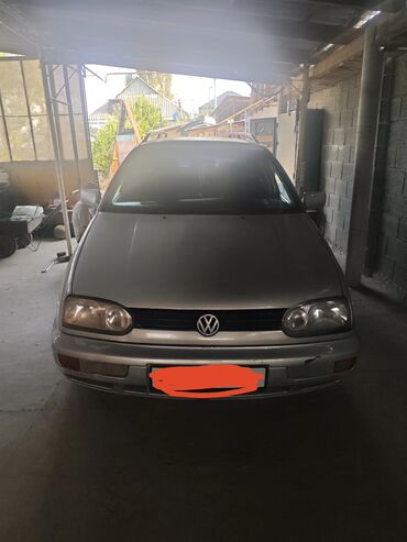 семёрка машина: Автомобиль Volkswagen Golf III серебристого цвета, представленный в