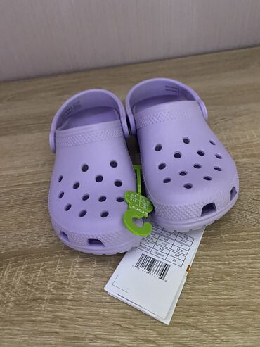 фиолетовые босоножки: Crocs детские 28 размер,новые не б/у не угадали с размером и ни разу