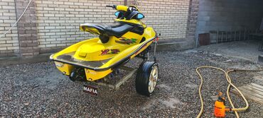 гонычные машины: Яркий желтый гидроцикл Sea-Doo, предназначенный для активного отдыха