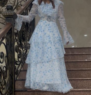 желтое платье на новый год: Длинное женское платье в романтическом стиле. - Цвет и принт: нежный