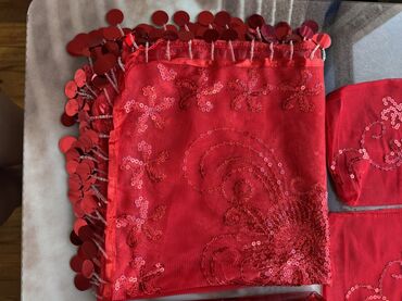 Xonça: Qırmızı rəngdə, pulcuqlar və naxışlarla bəzədilmiş bəzək dəsti. Dəstə -da lalafo.az — 5 Xonça: Qırmızı rəngdə, pulcuqlar və naxışlarla bəzədilmiş bəzək dəsti. Dəstə — 5