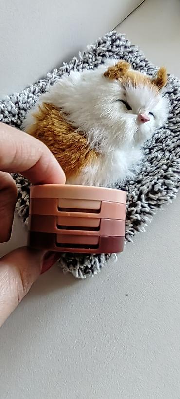 Yumru formalı qablaşdırmada kompakt krem teksturalı kosmetik məhsul