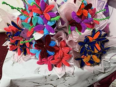 Цветы из синельной проволоки: Яркие декоративные букеты из мягких плюшевых «проволочных» цветов. - — 1