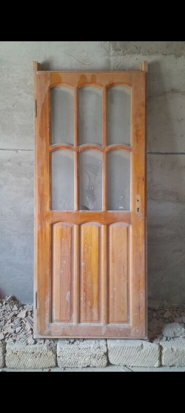 qapi rengleri: Taxta şüşəli qapı - Material: təbii ağac karkas, yuxarı hissədə 6