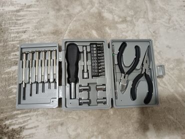 Setovi alata: Na prodaju set višenamenskog alata. Set je nov, nije korišćen. Za