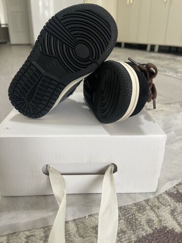 обувь из натуральной кожи: Детские кроссовки высокого берца в стиле Nike Air. - Размер: CHN 22