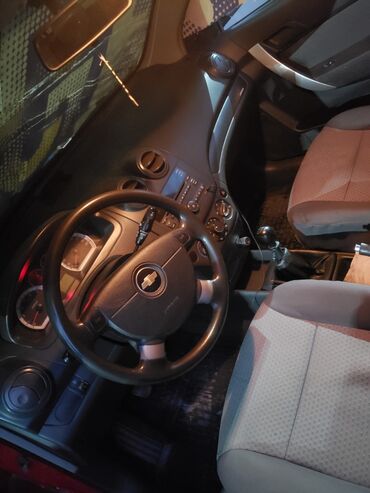 крышка мотора мерседес: Красный хэтчбек Chevrolet Aveo с логотипом на рулевом колесе и задней