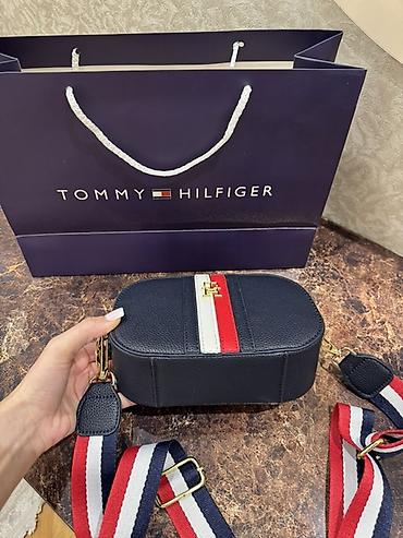 yango çanta: Tommy Hilfiger çiyin çantası-tünd mavi rəngdə, dəri və parça kəməri — 4