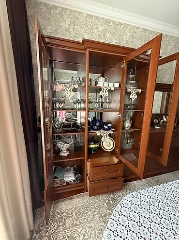 Servantlar: Şüşəli qapıları olan bu qəhvəyi taxta vitrin şkafı evin istənilən — 5