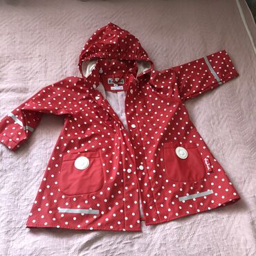 одежды для малышей: Продаю детский дождевик. На девочку. В дождливую погоду очень удобен