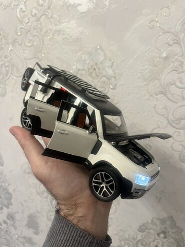 işlənmiş qaçış aparatı: Metall oyuncaq avtomobil – off-road SUV maketi - Korpus: metal və
