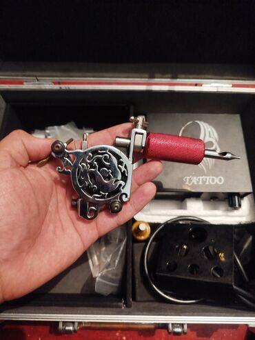 Manikür, pedikür aparatları: Tatu maşın dəsti – alüminium daşıma çantasında komplekt. Komplektin — 8