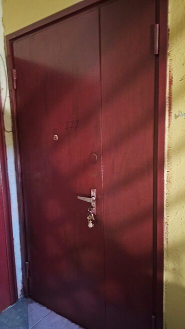 Pəncərələr: Material: qalın metal lövhə, möhkəm metal karkas - Rəng: tünd