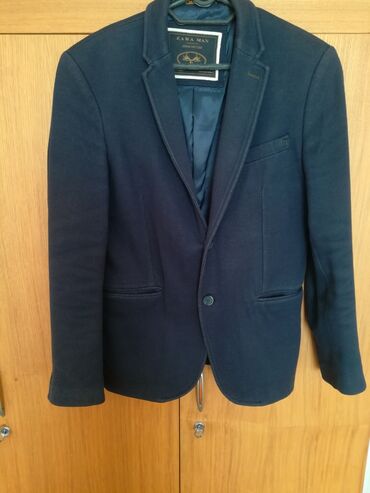 Другая мужская одежда: Продаю мужской блейзер синего цвета, размер S, 2 накладных кармана