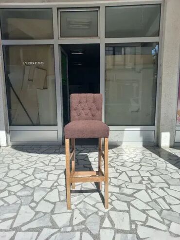 viseća stolica: Barska stolica od punog drveta 🪑 U ponudi je barska stolica izrađena