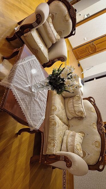 Полки: Klassik üslubda salon dəsti - 1 ədəd iki nəfərlik divan və 1 ədəd