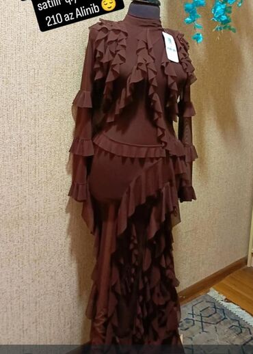 Pencəklər: Qəhvəyi rəngdə, uzun model ziyafət/libas geyimi. - Yüksək yaxalı