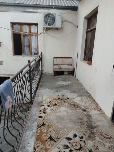 Həyət evləri və villaların satışı: Satılır: Həyətyanı ev Xüsusiyyətlər: - Giriş həyəti və darvazaya