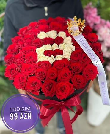 sakura gülü: 8 Mart üçün xüsusi gül kompozisiyası – şəffaf kvadrat qutuda qırmızı — 8