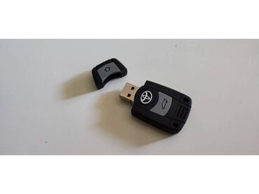 Desktop & Laptop Accessories: USB flash 32gb sa logom Toyota