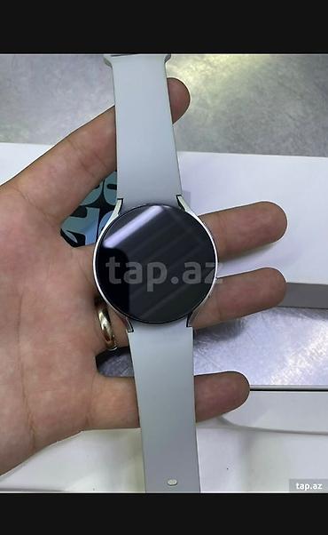 watch 3: Dairəvi displeyə və gümüşü korpusa malik Samsung Galaxy Watch6 ağıllı — 1