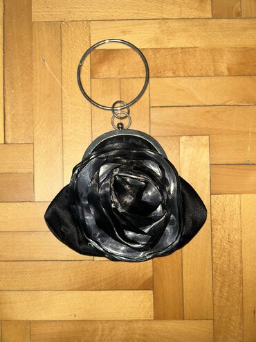 Tašne: Satenska crna torbica sa ružom, očuvana, nošena