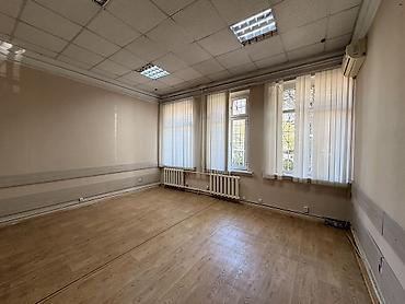 сдаю 1 кв бишкек: Сдаю Офис целиком: 200 м², В частном доме, Первая линия, С отдельным входом, С отдельным санузлом — 6
