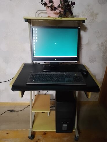 masaustu komputer: İşlək vəziyyətdə BenQ monitoru, klaviatura, siçan və sistem blokundan