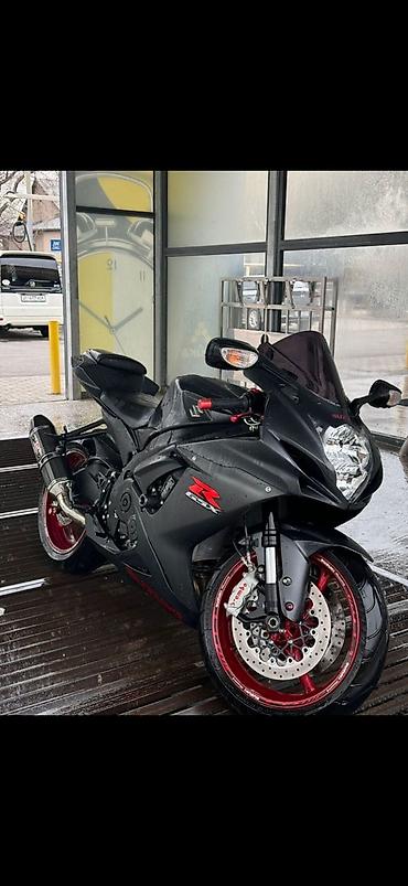 gsx r1000: Спортивный мотоцикл Suzuki GSX‑R (серия “R”) в матово‑чёрном цвете с — 1