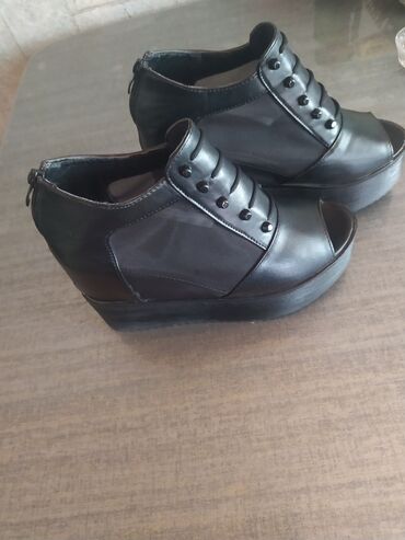 Женская одежда: Qadın platforma ayaqqabısı - Rəng: qara - Model: önü açıq (open-toe)