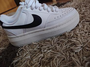 eb studio obuca: Nike sportske patike – model sa povišenim đonom, bela boja sa crnim — 3