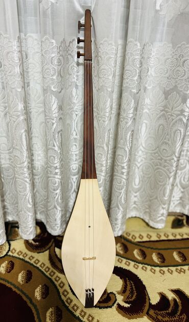 Музыкальные инструменты: Комуз камузы Өрүк комуз,Токтогул формасындагы туюк чабылган өрүк