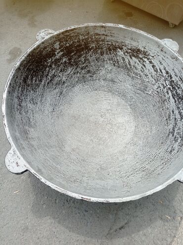 баки и бочки: Чугунный казан большого объема с четырьмя ручками по бокам. Подходит