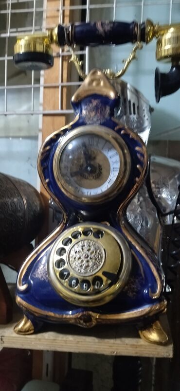 напольные часы для дома: Retro üslubda masaüstü telefon-saat kombinasiyası - Dizayn: Mavi və