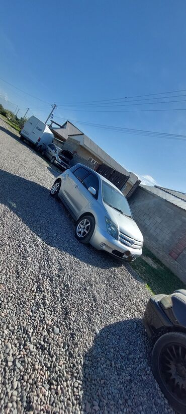 toyota hilux surf 1996: Toyota ist: 2004 г., 1.5 л, Автомат, Бензин, Седан