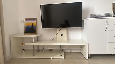 Телевизор Hisense, диагональ экрана около 43–50". Плоская LED‑панель с