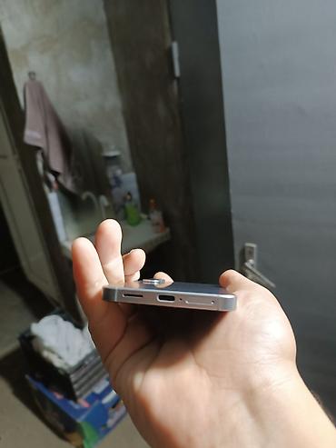 Mobil telefonlar: Smartfon – kompakt gövdə, düz kənarlı metal çərçivə, şüşə ön panel. - — 7