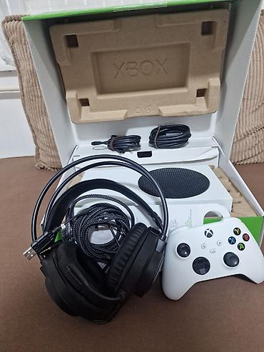 Xbox Series S (512 GB SSD) + original bežični Xbox kontroler + kablovi