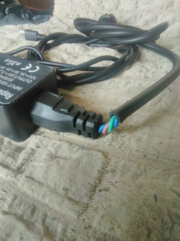Adapteri i punjači za laptop: Univerzalni USB-C adapter za laptop crne boje sa snagom od 65W — 6