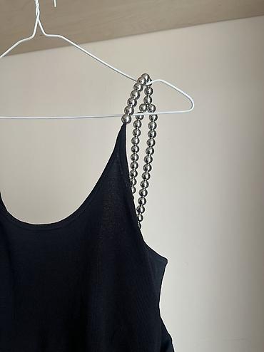 Matraslar: ZARA metal muncuqlu asqısı olan bluz L razmerdir ama dar kalıpdır ona — 26