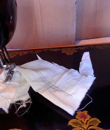 Tikiş maşınları: Əl tikiş maşını satılır.Az işləmiş.Yaxşı vəziyatdədir.Çamadanda,xırda — 3