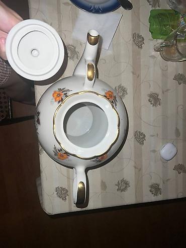 caydanliq: SSRİ istehsalı yeni farfor çaydan satılır. Həcmi: 4 litr Vəziyyəti — 4
