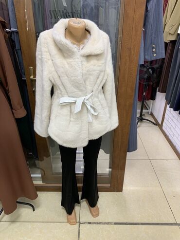 шубу из искусственного меха: Женская шубка из экомеха, молочного оттенка. - Крой: полуприлегающий