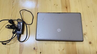 Kompüter və noutbuk aksesuarları: HP brendinə məxsus noutbuk. Gümüşü rəngli üst qapağa və qara alt
