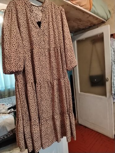 tikdirmek ucun don modeli: Qadın paltarı – bej rəng üzərində xırda qara naxışlı (animal print