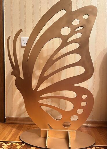 Digər biznes avadanlığı: 1 dəmir kruq - 1,80 3 Dəmir dayaq (Maket üçün) Tort masası 1 bej — 8