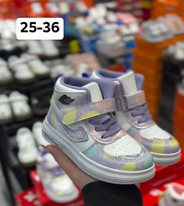 Patike: 02. Dečije patike – veličine: - 20–25 (model 1–3) - 21–25 (model 4) — 14