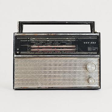 fantom: SSRİ dövrünə aid VEF-202 portativ radioqəbuledici satılır. Retro — 1