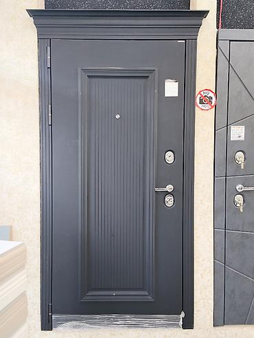 Qapılar və aksessuarlar: - Giriş üçün möhkəm metal qapı - Rəng: mat tünd boz/çəkmə qara - — 1