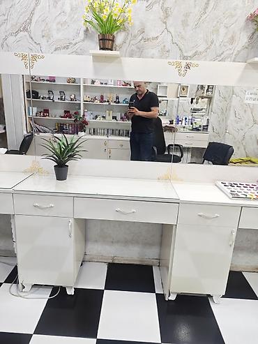 suni bitki: Gözəllik salonu üçün iş masası və güzgü dəsti - Ağ rəngli, klassik — 1